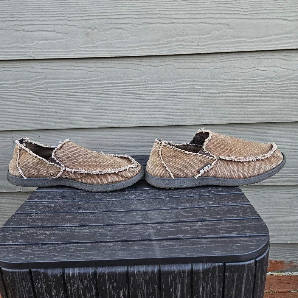 CROCS Men's Santa Cruz Loafer Size 8 Tan Canvas Frayed Edge Shoe Triple Comfort